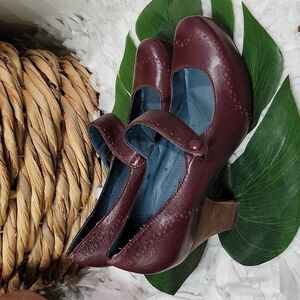 Nicole outrageous maroon mary jane style leather heels size 8.5M